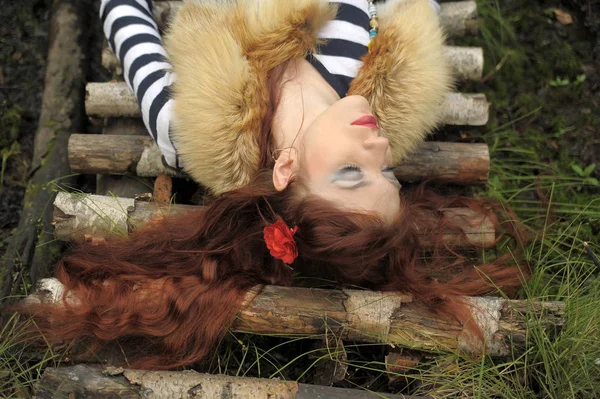 Gitane aux cheveux roux en vêtements colorés , — Photo