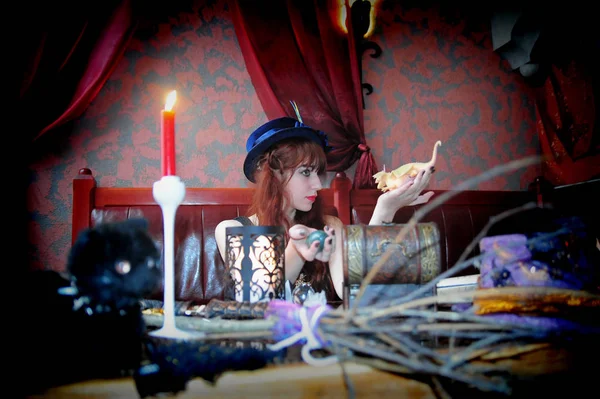 Čarodějnice kouzlí nad knihami čarodějnic u stolu — Stock fotografie