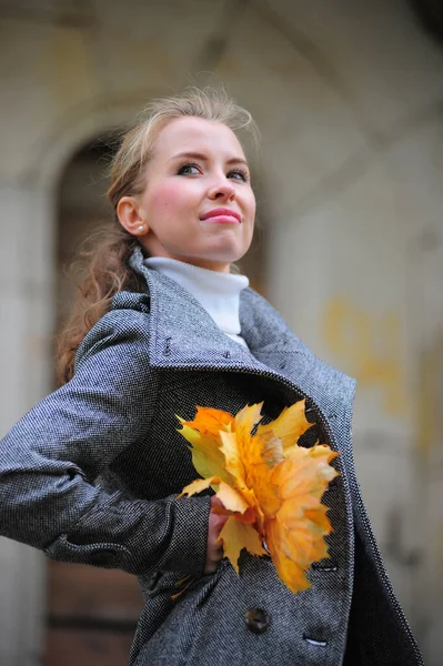 Dziewczyna z liści jesienią — Zdjęcie stockowe