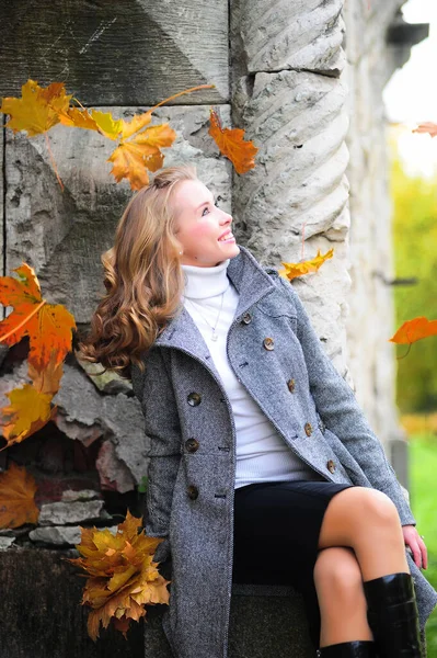 Girl with autumn leaves — Stock Photo, Image