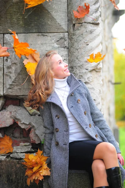 Mädchen mit Herbstblättern — Stockfoto