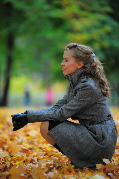 Κορίτσι με γκρι παλτό στο πάρκο — Φωτογραφία Αρχείου