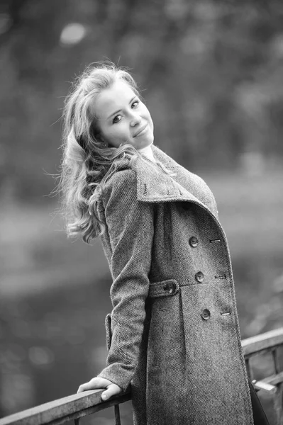Girl in a gray coat in  park — 스톡 사진