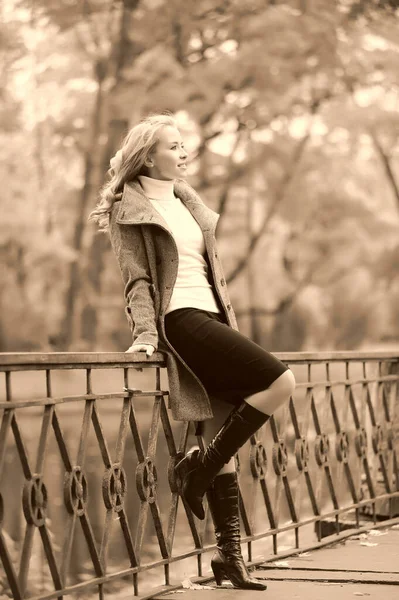 Girl in a gray coat in  park — Stock Photo, Image