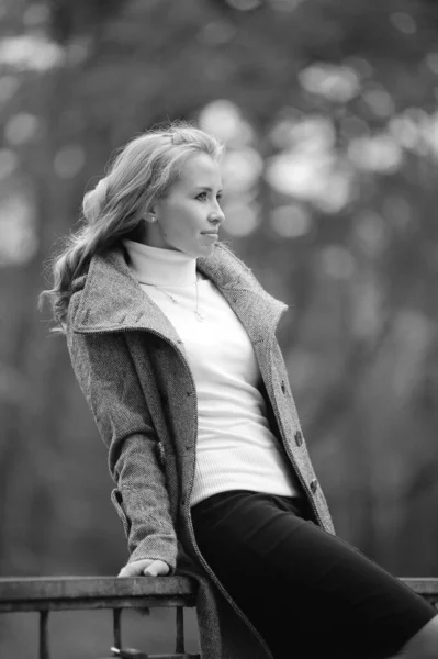 Ragazza in un cappotto grigio nel parco — Foto Stock