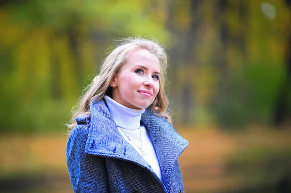 Chica en un abrigo gris en el parque —  Fotos de Stock