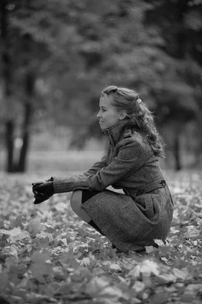 Menina em um casaco cinza no parque — Fotografia de Stock