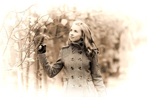 Fille dans un manteau gris dans le parc — Photo