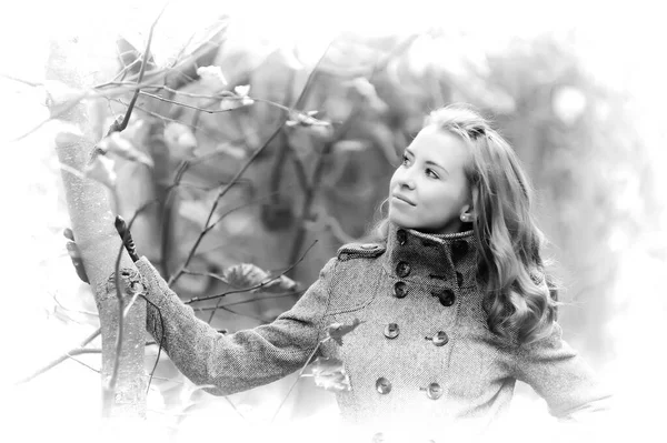 Ragazza in un cappotto grigio nel parco — Foto Stock