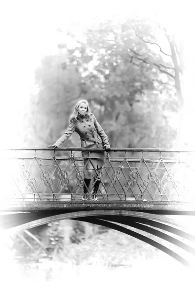 Menina em um casaco cinza no parque de outono — Fotografia de Stock