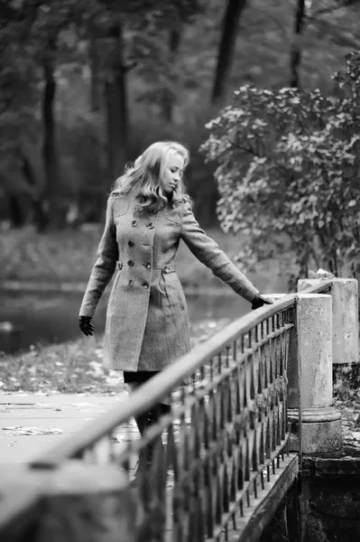 Κορίτσι με γκρι παλτό στο πάρκο του φθινοπώρου — Φωτογραφία Αρχείου
