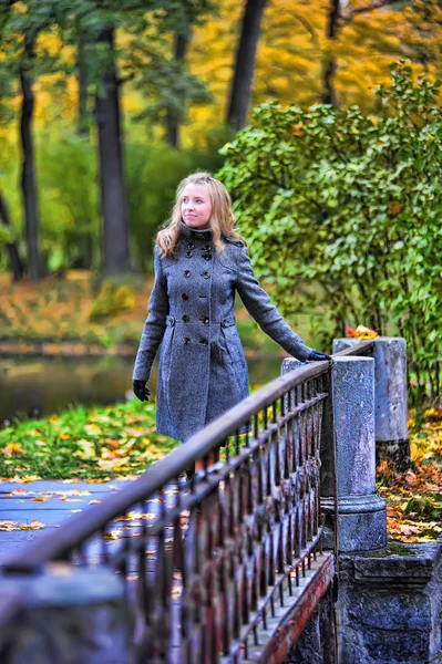 Girl in a gray coat in autumn park — 스톡 사진