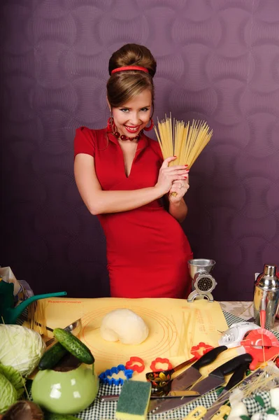 Sexig hemmafru i röd klänning med pasta — Stockfoto