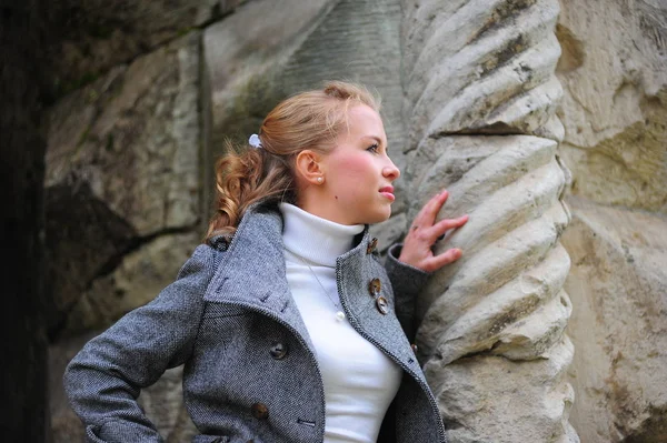 Bella ragazza in un cappotto grigio — Foto Stock