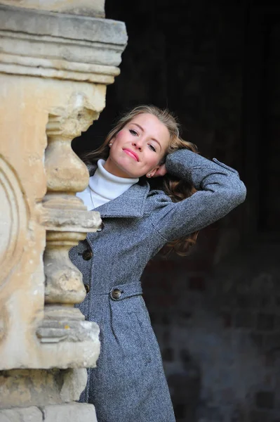 Bella ragazza in un cappotto grigio — Foto Stock