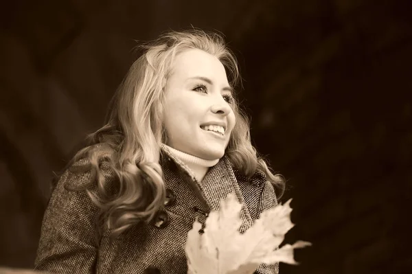 Beautiful girl in a gray coat — Stock Photo, Image