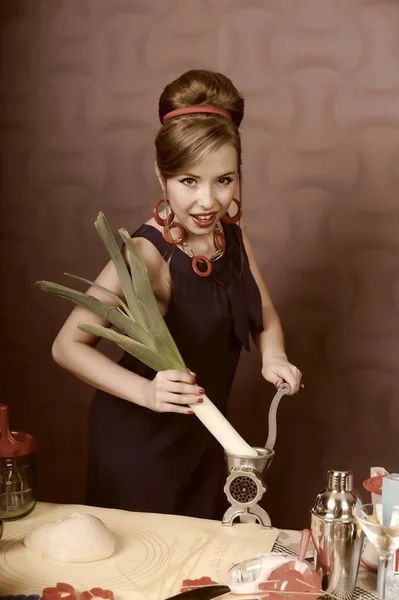 Piękna dziewczyna pin-up w kuchni — Zdjęcie stockowe