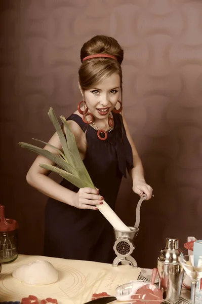 Beautiful pin-up girl in the kitchen — Stock Photo, Image