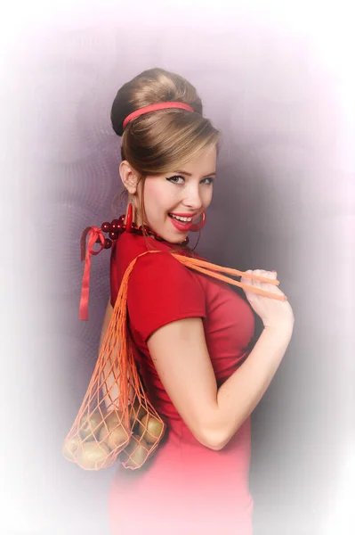 Belle pin-up fille dans une robe rouge — Photo