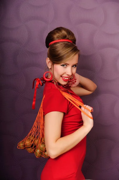 Hermosa chica pin-up en un vestido rojo —  Fotos de Stock