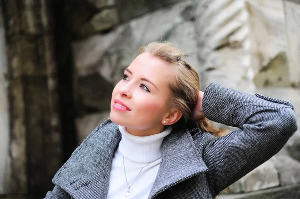 Menina bonita em um casaco cinza — Fotografia de Stock