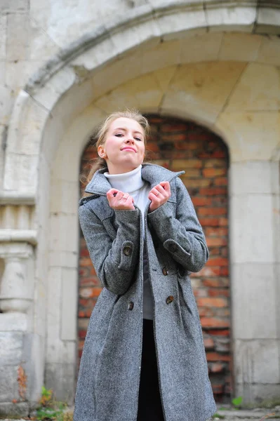 Belle fille dans un manteau gris — Photo