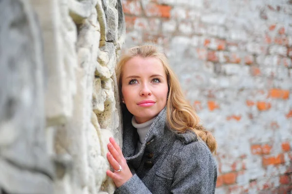 Schönes Mädchen in einem grauen Mantel — Stockfoto