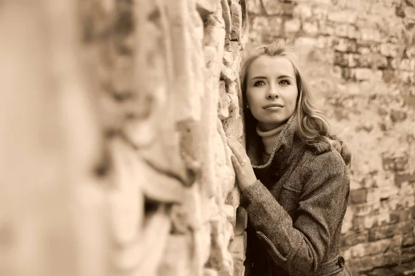 Schönes Mädchen in einem grauen Mantel — Stockfoto