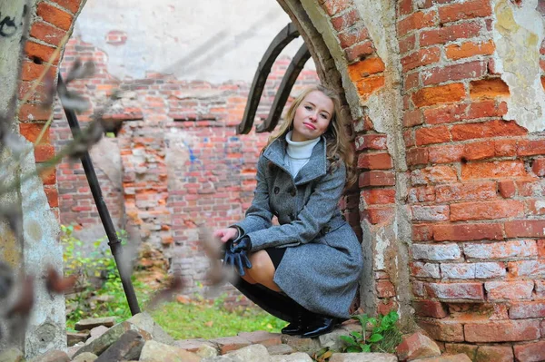 Belle fille dans un manteau gris — Photo