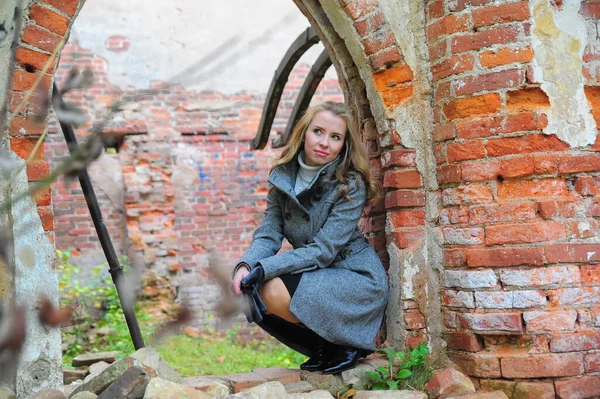 Belle fille dans un manteau gris — Photo