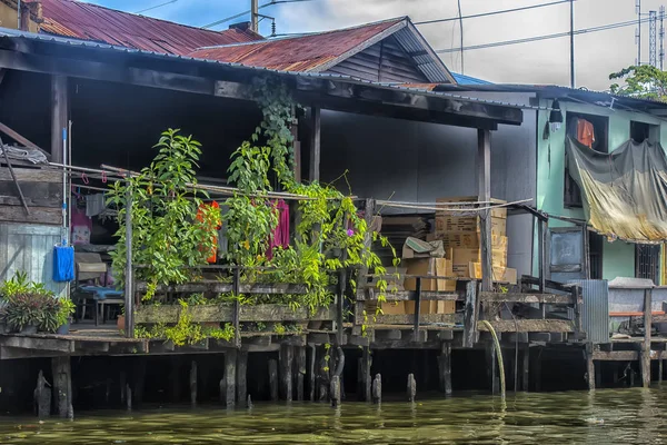泰国曼谷Chao Phraya河边的贫民区 — 图库照片