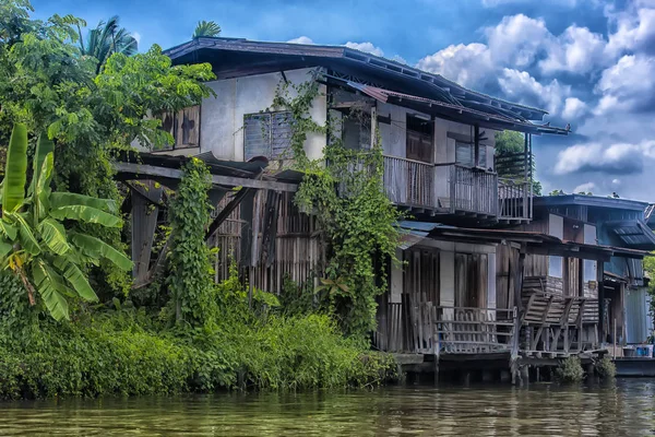 Slum na břehu řeky Bangkok Chao Phraya, Thajsko — Stock fotografie