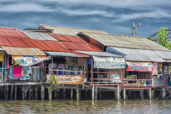 Barrios junto al río y la vida de los pescadores en el río Chao Phraya —  Fotos de Stock