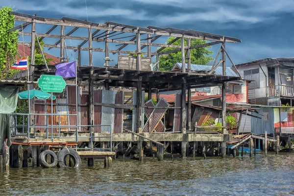 Riverside slumů & život rybářů na řece Chao Phraya — Stock fotografie