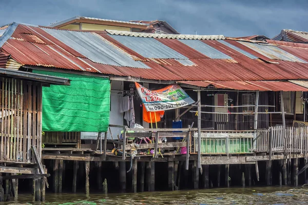 Riverside bidonvilles & Pêcheurs Vie dans la rivière Chao Phraya — Photo