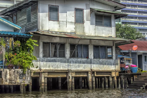 Barrios junto al río y la vida de los pescadores en el río Chao Phraya —  Fotos de Stock