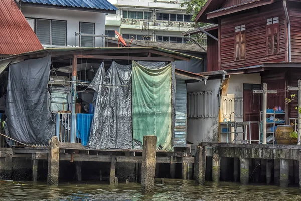 Favelas ribeirinhas & Vida dos pescadores no rio Chao Phraya — Fotografia de Stock