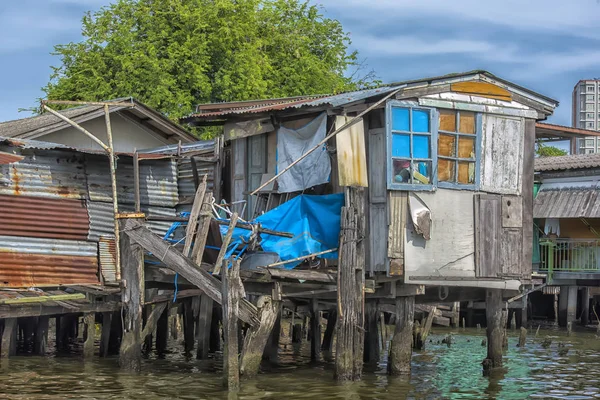 滨江贫民窟 & 湄南河的渔民生活 — 图库照片