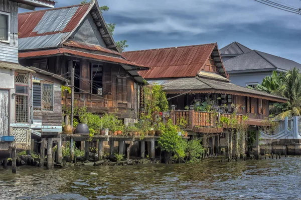 Barrios junto al río y la vida de los pescadores en el río Chao Phraya — Foto de Stock