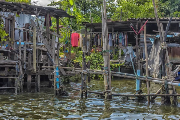 Riverside slums & Fishermen Life in Chao Phraya River — Stock Photo, Image