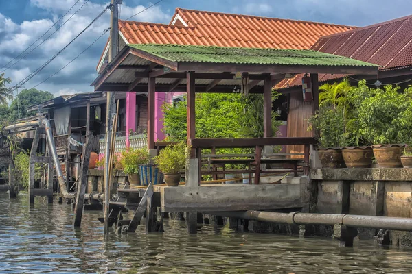 Barrios junto al río y la vida de los pescadores en el río Chao Phraya —  Fotos de Stock