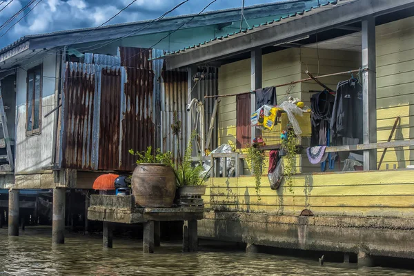 Riverside slumů & život rybářů na řece Chao Phraya — Stock fotografie