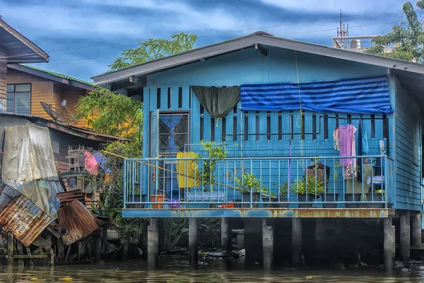 Barrios junto al río y la vida de los pescadores en el río Chao Phraya —  Fotos de Stock