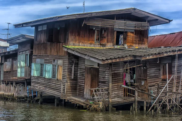 Favelas ribeirinhas & Vida dos pescadores no rio Chao Phraya — Fotografia de Stock