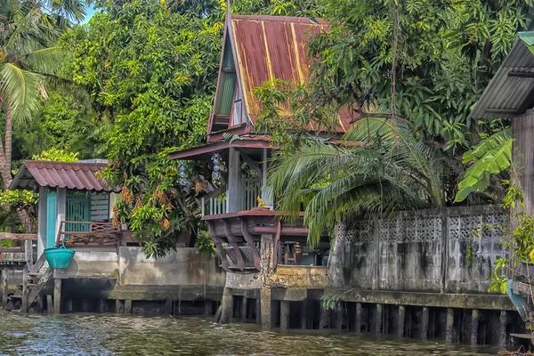 Riverside slumů & život rybářů na řece Chao Phraya — Stock fotografie