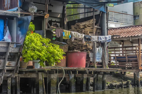 Riverside gecekondu ve Chao Phraya River hayatta balıkçılar — Stok fotoğraf