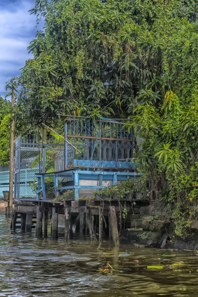 Παραποτάμια ζωή φτωχογειτονιές & αλιείς στον ποταμό chao phraya — Φωτογραφία Αρχείου