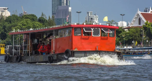 Boat in chaopaya river.Passengers on the shuttle boat — Stock Photo, Image