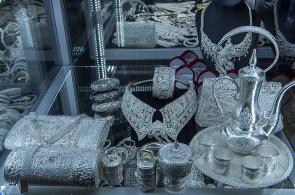 Серебряные украшения и другое серебро в витрине магазина — стоковое фото