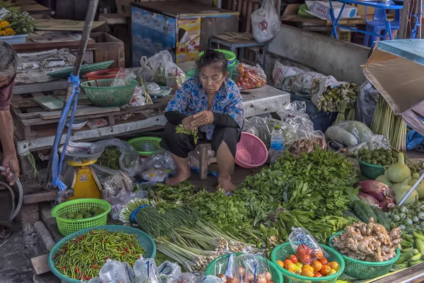 Maeklong Railway Market är en traditionell thailändsk marknad som säljer fr — Stockfoto